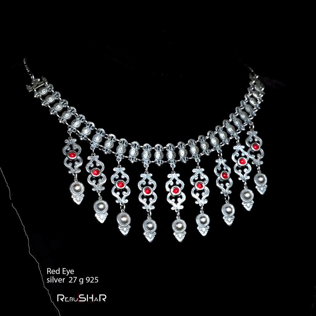 Conjunto de collar de ojos rojos
