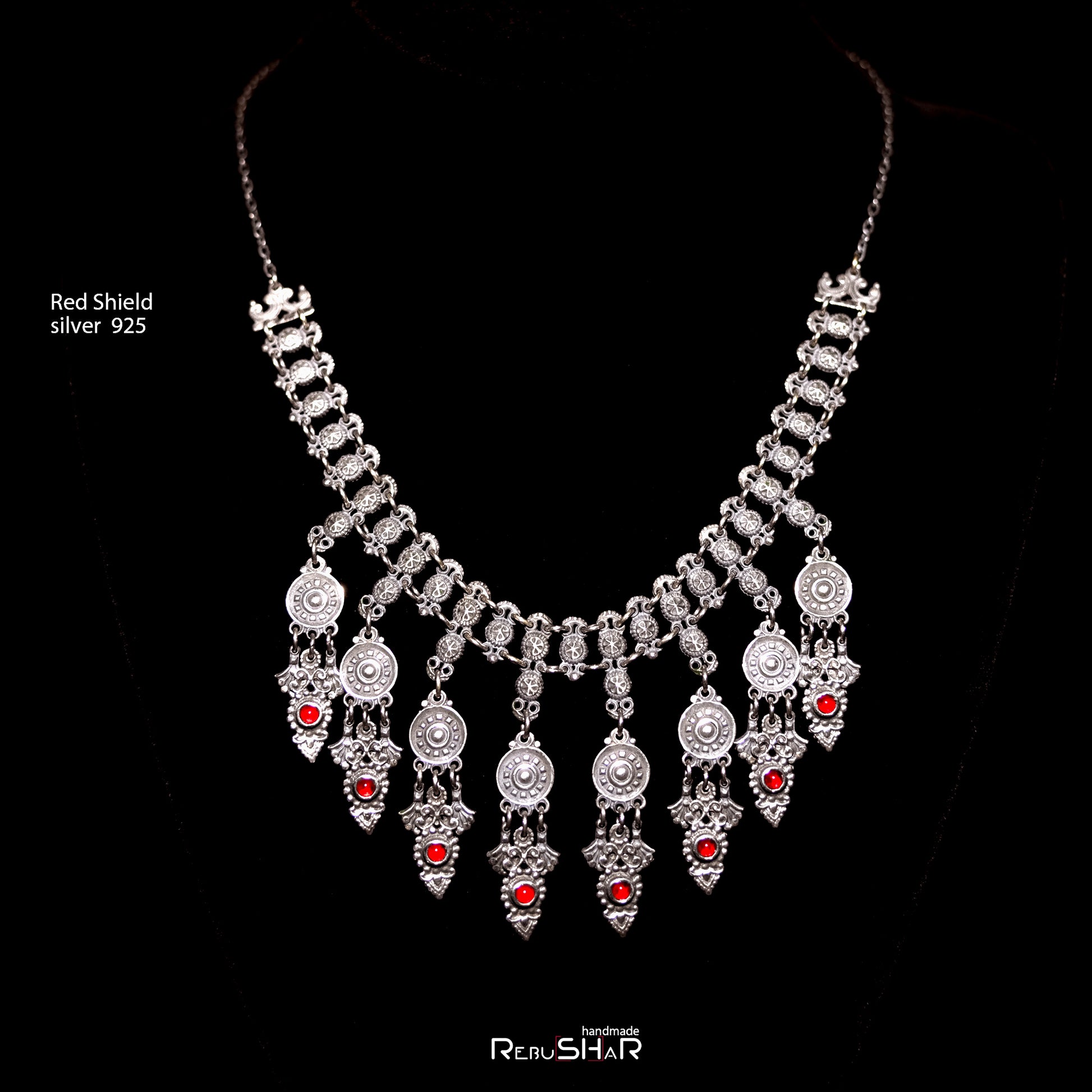 Collar de escudo rojo