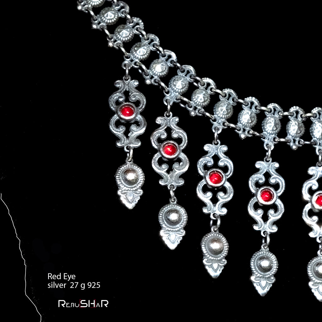 Conjunto de collar de ojos rojos