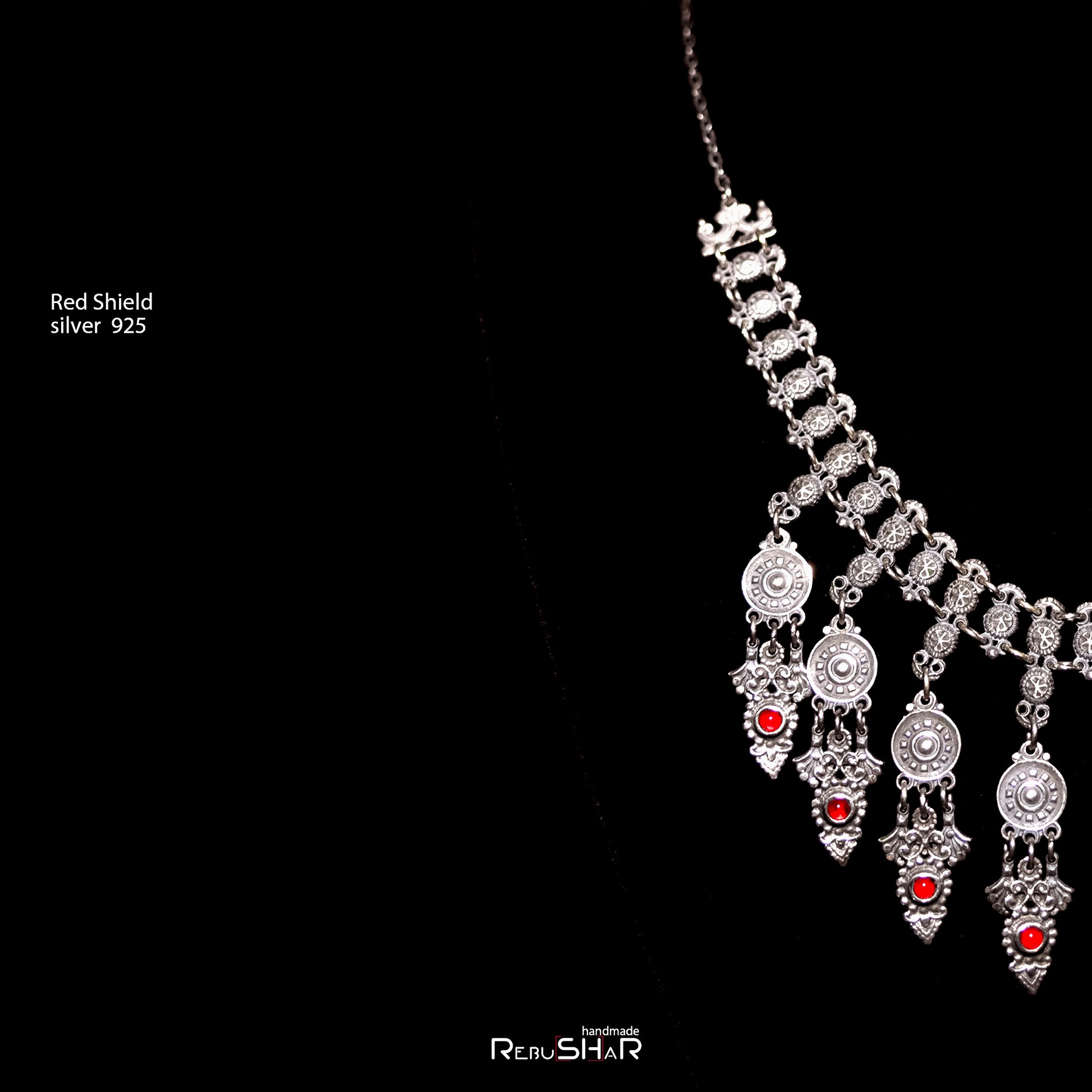 Collar de escudo rojo