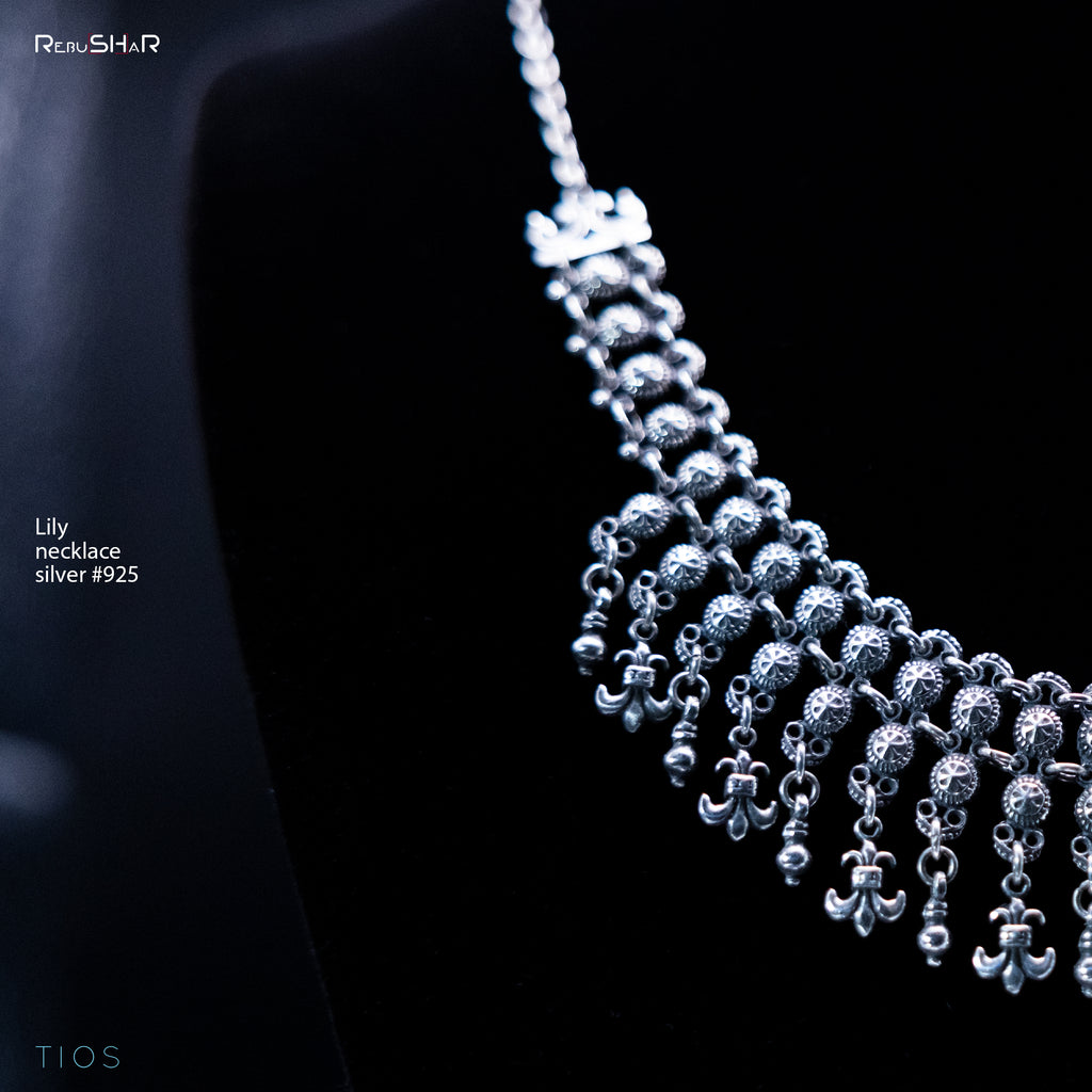 Collar de lirios