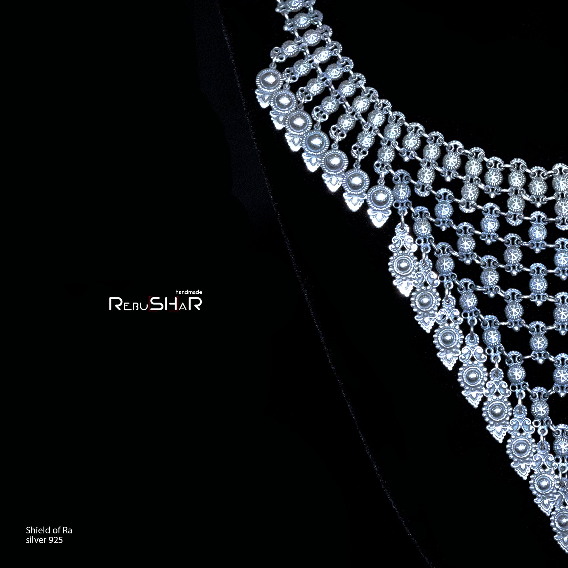Collar Escudo de RA