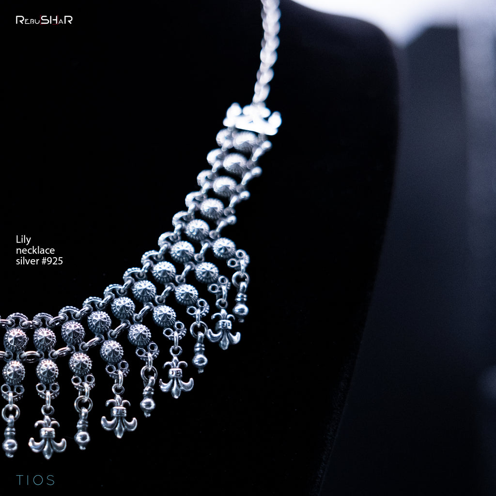 Collar de lirios