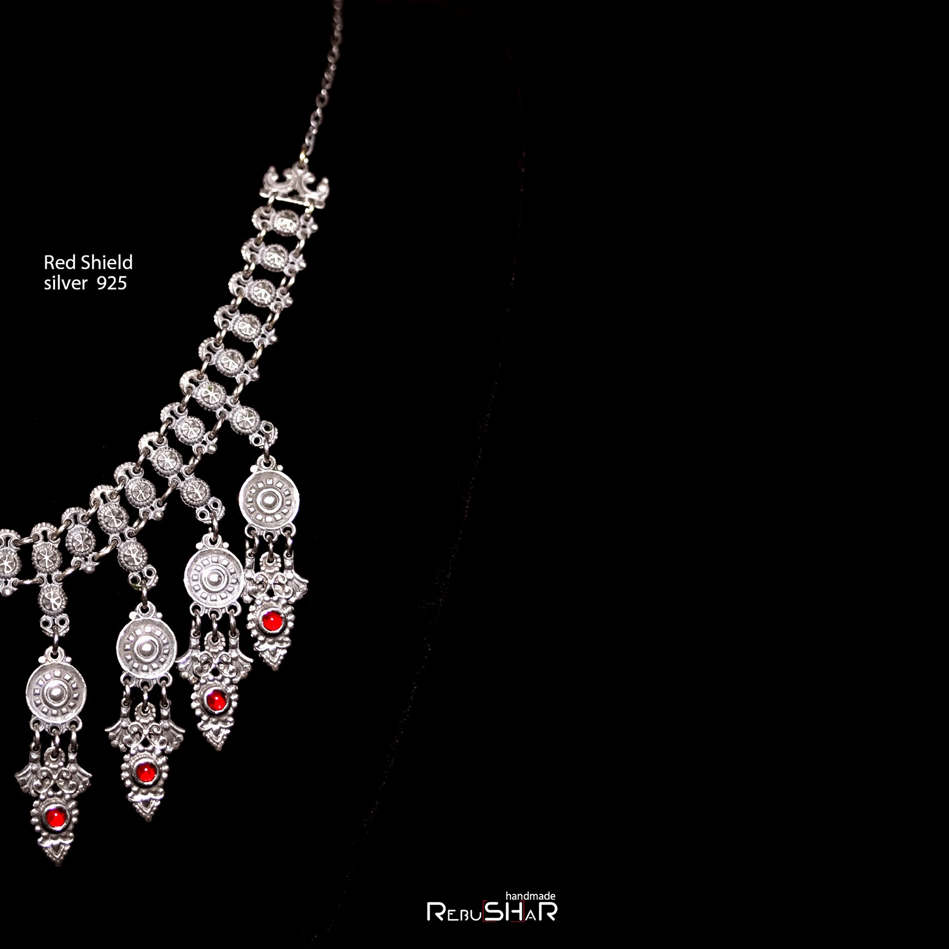 Collar de escudo rojo