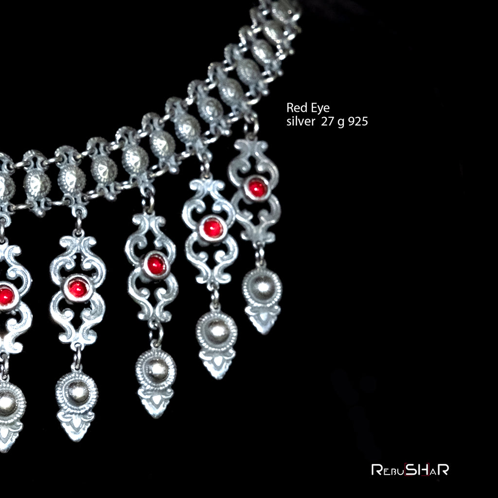 Conjunto de collar de ojos rojos
