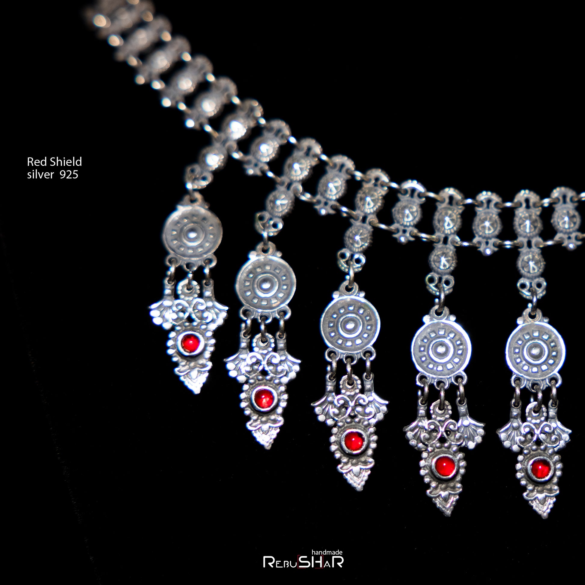 Collar de escudo rojo