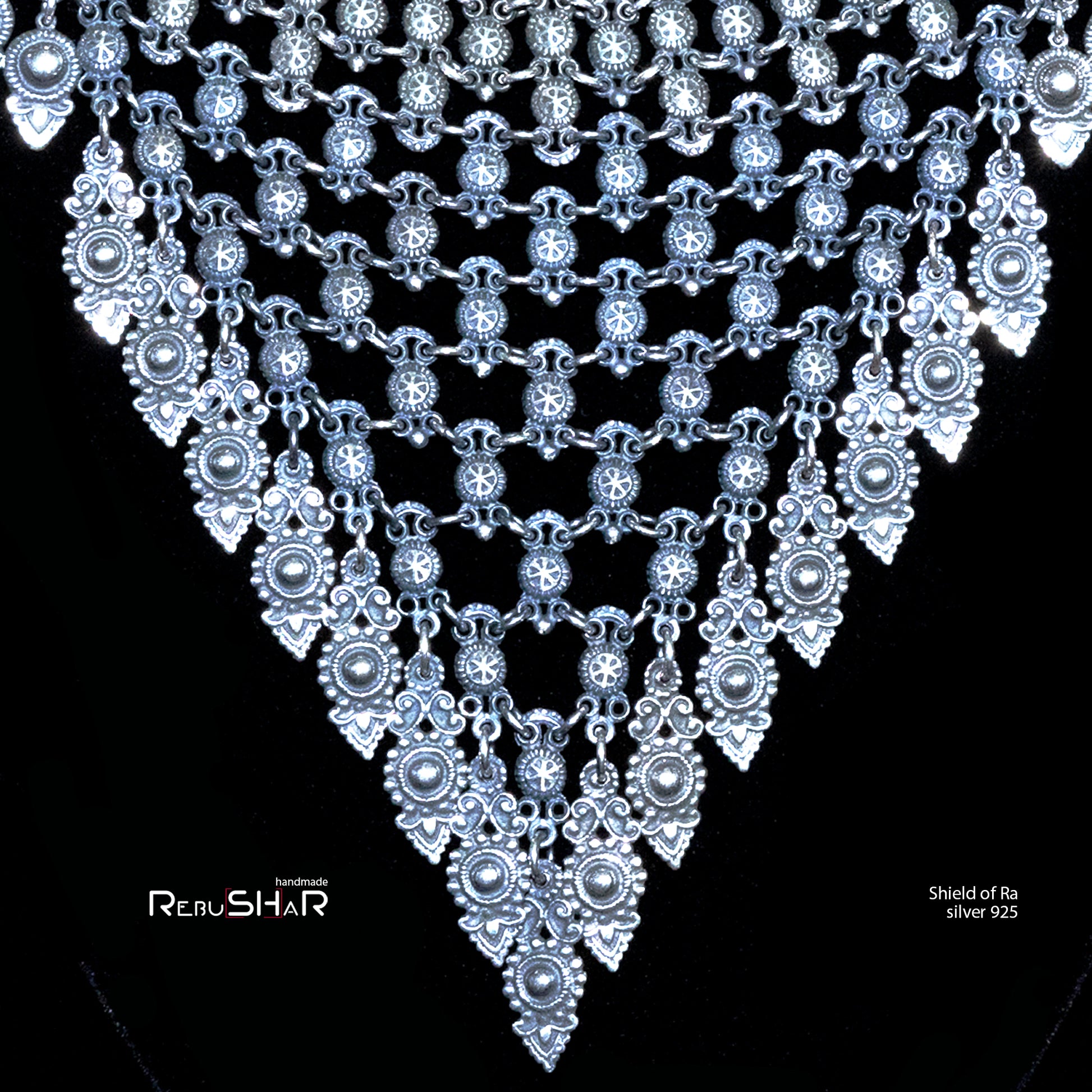 Collar Escudo de RA