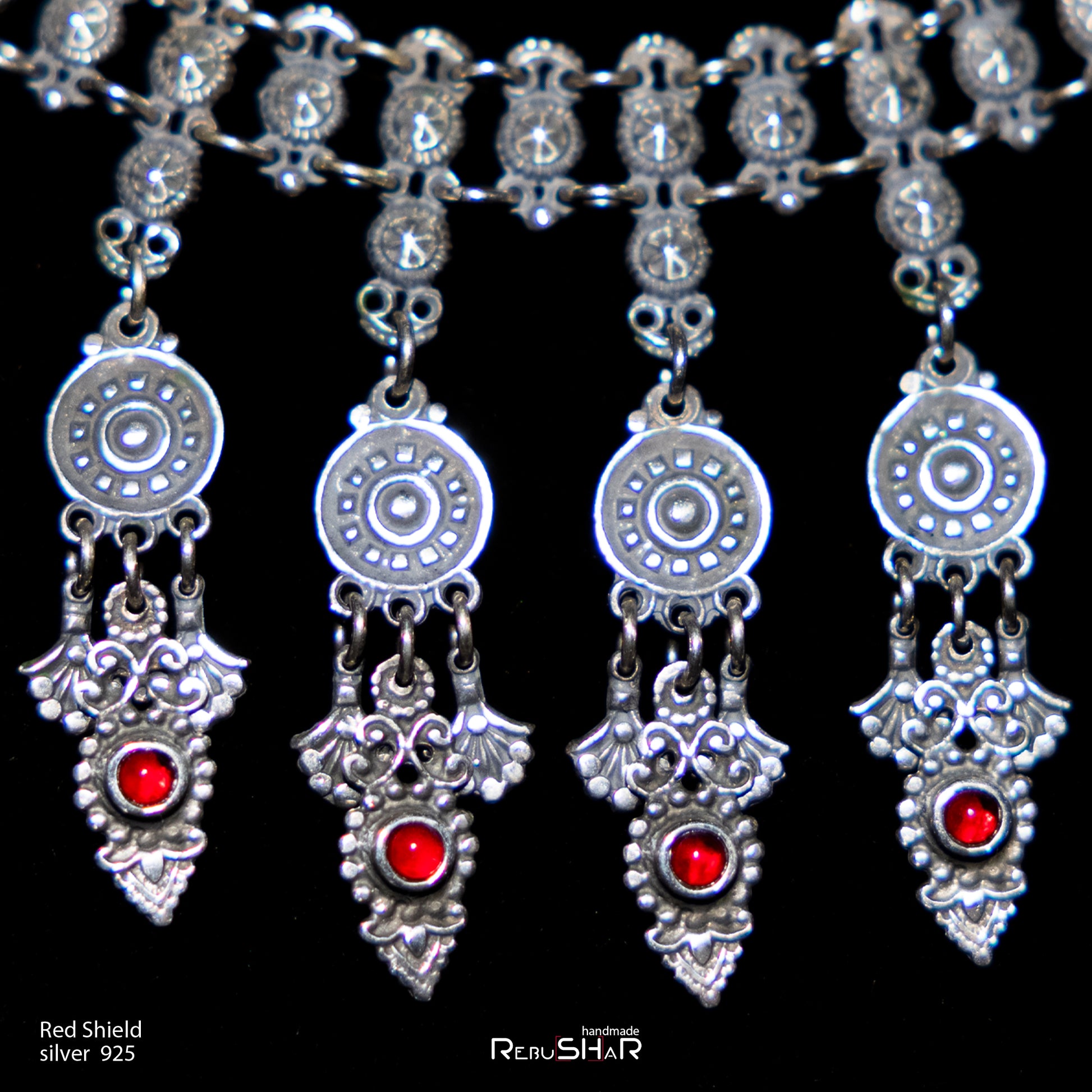 Collar de escudo rojo