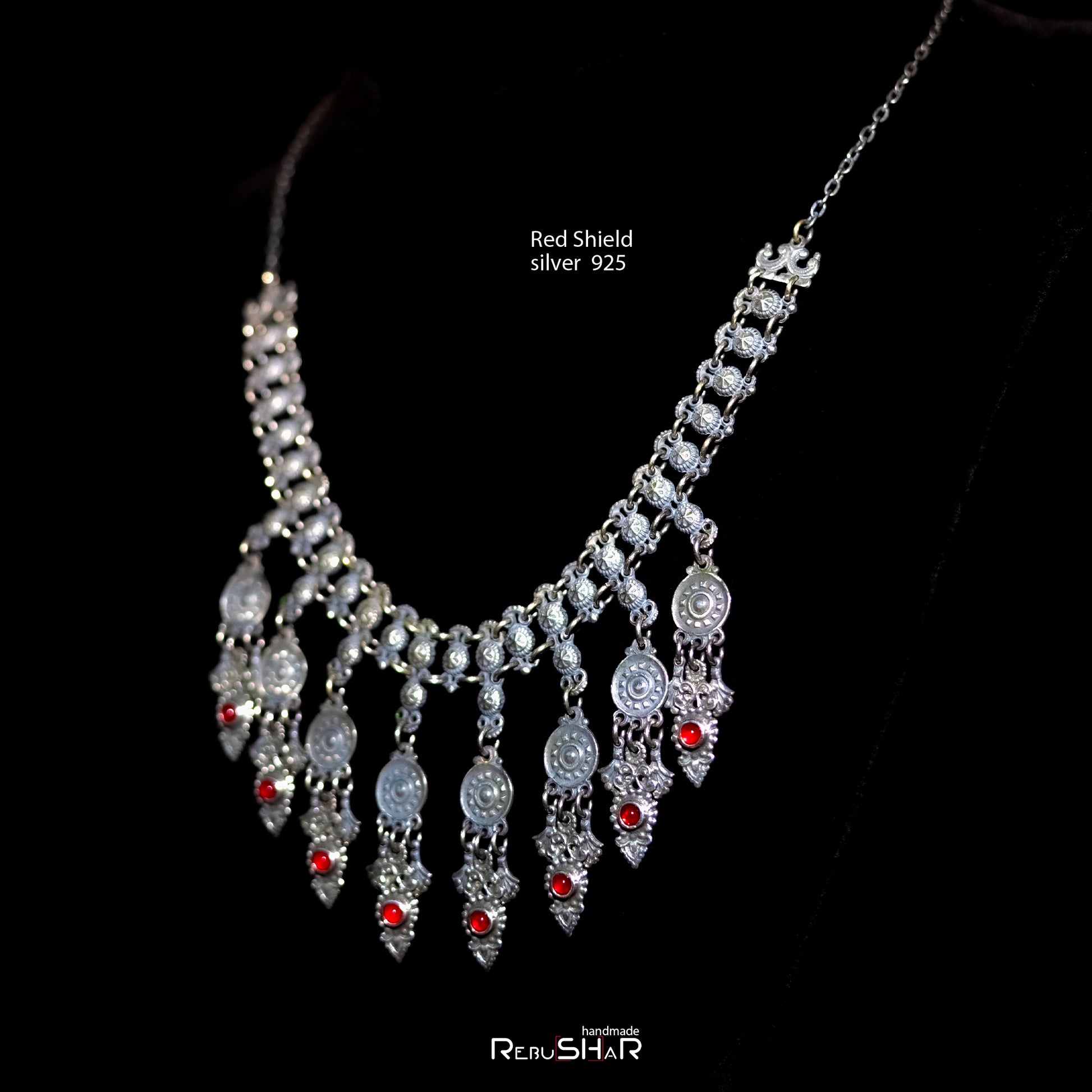 Collar de escudo rojo