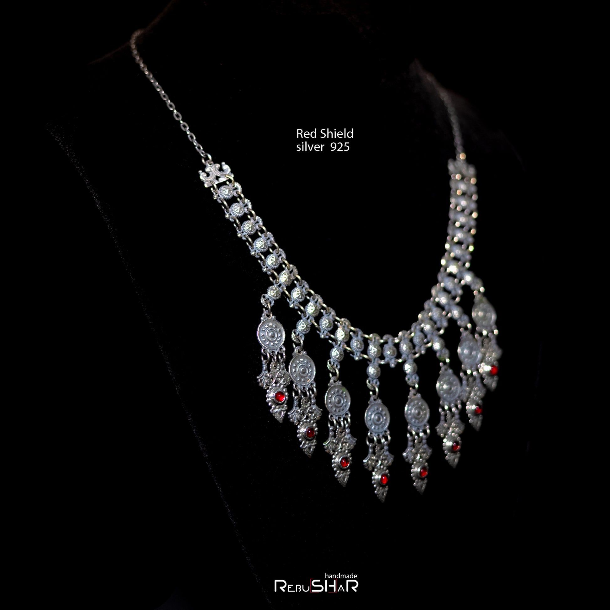 Collar de escudo rojo