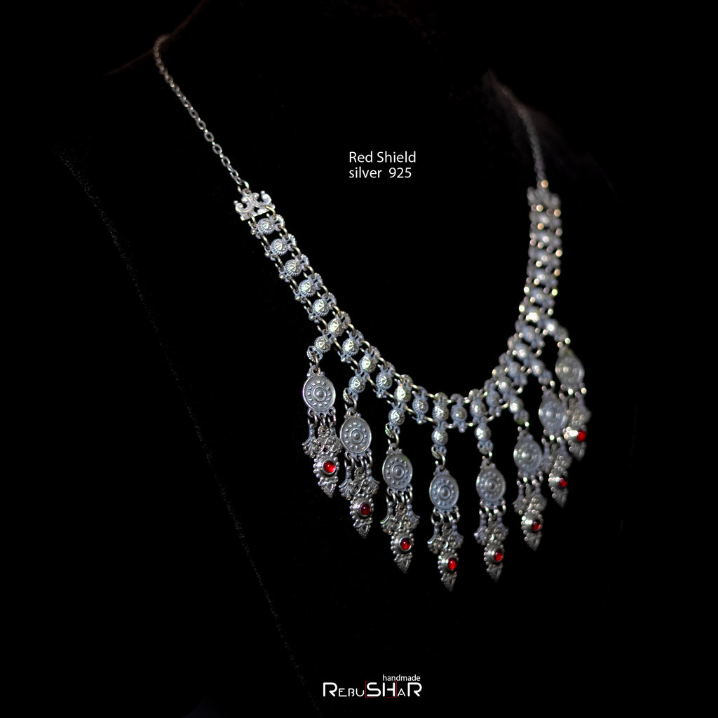 Collar de escudo rojo